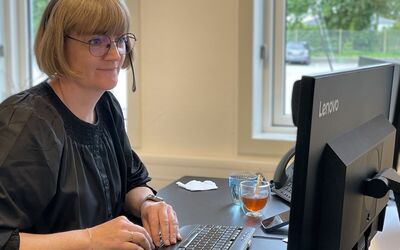 Kundeservicemedarbejder foran skærm