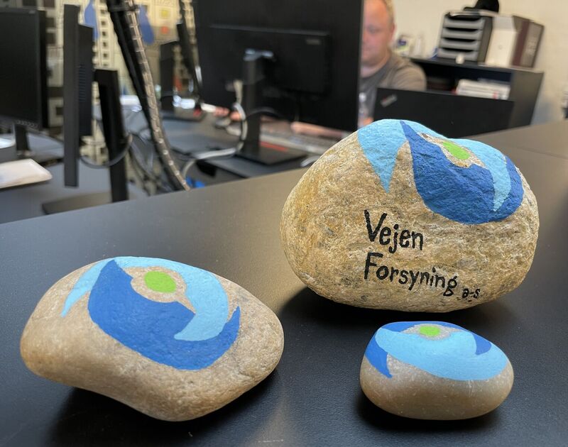 Tre sten med Vejen Forsynings logo på