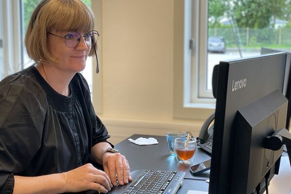 Kundeservicemedarbejder foran skærm